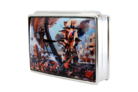  Caixa de comprimidos em prata com tampa em esmalte reproduzindo a batalha de Trafalgar na tampa basculante.